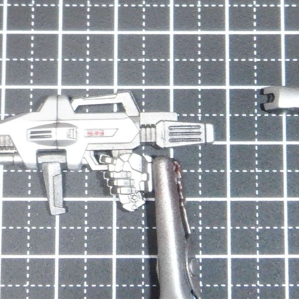 F91の後ハメ加工についてです。ビームライフルは上部とグリップ部がモナカです。上部後ろはカットすると楽です。スコープ部もカットできると思います。グリップ部は強度が落ちるので難しいですね。フォアグリップ切り離すと稼働できます。ビームランチャーはモナカです。グリップ部をC時に切り抜くと後ハメできます。砲身は合わせ目頑張って削るしかないです。結構広く、くぼんだ所も多いので大変す。ヴェスパーは前は基部先端を切り込み入れると後ハメ可能です。引っ張りすぎると抜けますが落ちることは無いです。後ろは段落ちにしてしまうのが楽です。マスキングしにくい場所なので後ハメは重要です。本体は工夫されていてほとんど合わせ目気にならないですね。脹脛後ろの開閉部分はマスキングや内部を先に塗装しておく方が良いです。足裏は肉抜き穴があります。埋める方が良いですが、立っているだけなら見えないです。稼働も良くて色々なポージングできるので良いキットでした。（6枚目）