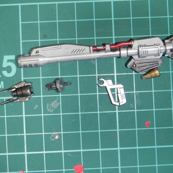 F91の後ハメ加工についてです。ビームライフルは上部とグリップ部がモナカです。上部後ろはカットすると楽です。スコープ部もカットできると思います。グリップ部は強度が落ちるので難しいですね。フォアグリップ切り離すと稼働できます。ビームランチャーはモナカです。グリップ部をC時に切り抜くと後ハメできます。砲身は合わせ目頑張って削るしかないです。結構広く、くぼんだ所も多いので大変す。ヴェスパーは前は基部先端を切り込み入れると後ハメ可能です。引っ張りすぎると抜けますが落ちることは無いです。後ろは段落ちにしてしまうのが楽です。マスキングしにくい場所なので後ハメは重要です。本体は工夫されていてほとんど合わせ目気にならないですね。脹脛後ろの開閉部分はマスキングや内部を先に塗装しておく方が良いです。足裏は肉抜き穴があります。埋める方が良いですが、立っているだけなら見えないです。稼働も良くて色々なポージングできるので良いキットでした。（2枚目）