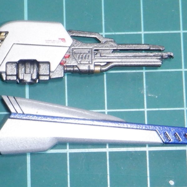 F91の後ハメ加工についてです。ビームライフルは上部とグリップ部がモナカです。上部後ろはカットすると楽です。スコープ部もカットできると思います。グリップ部は強度が落ちるので難しいですね。フォアグリップ切り離すと稼働できます。ビームランチャーはモナカです。グリップ部をC時に切り抜くと後ハメできます。砲身は合わせ目頑張って削るしかないです。結構広く、くぼんだ所も多いので大変す。ヴェスパーは前は基部先端を切り込み入れると後ハメ可能です。引っ張りすぎると抜けますが落ちることは無いです。後ろは段落ちにしてしまうのが楽です。マスキングしにくい場所なので後ハメは重要です。本体は工夫されていてほとんど合わせ目気にならないですね。脹脛後ろの開閉部分はマスキングや内部を先に塗装しておく方が良いです。足裏は肉抜き穴があります。埋める方が良いですが、立っているだけなら見えないです。稼働も良くて色々なポージングできるので良いキットでした。（3枚目）