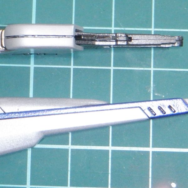 F91の後ハメ加工についてです。ビームライフルは上部とグリップ部がモナカです。上部後ろはカットすると楽です。スコープ部もカットできると思います。グリップ部は強度が落ちるので難しいですね。フォアグリップ切り離すと稼働できます。ビームランチャーはモナカです。グリップ部をC時に切り抜くと後ハメできます。砲身は合わせ目頑張って削るしかないです。結構広く、くぼんだ所も多いので大変す。ヴェスパーは前は基部先端を切り込み入れると後ハメ可能です。引っ張りすぎると抜けますが落ちることは無いです。後ろは段落ちにしてしまうのが楽です。マスキングしにくい場所なので後ハメは重要です。本体は工夫されていてほとんど合わせ目気にならないですね。脹脛後ろの開閉部分はマスキングや内部を先に塗装しておく方が良いです。足裏は肉抜き穴があります。埋める方が良いですが、立っているだけなら見えないです。稼働も良くて色々なポージングできるので良いキットでした。（4枚目）