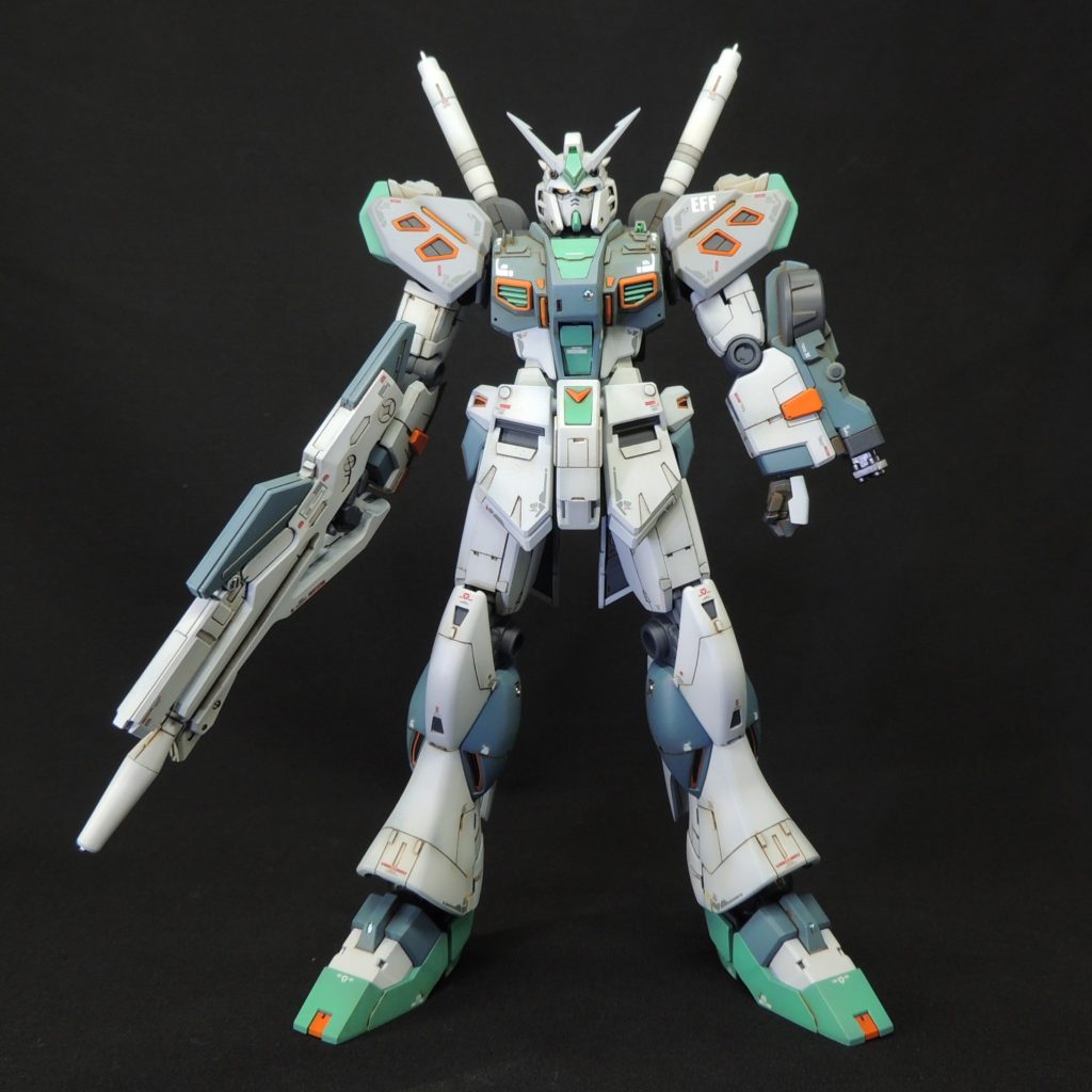 ■腕部　BMCタガネでディティールを追加しました。左腕部の90mmガトリング砲はパーツ形状を活かしつつ細かく塗り分けるとともに、銃口にHIQPARTS製の金属パイプを設置しました。