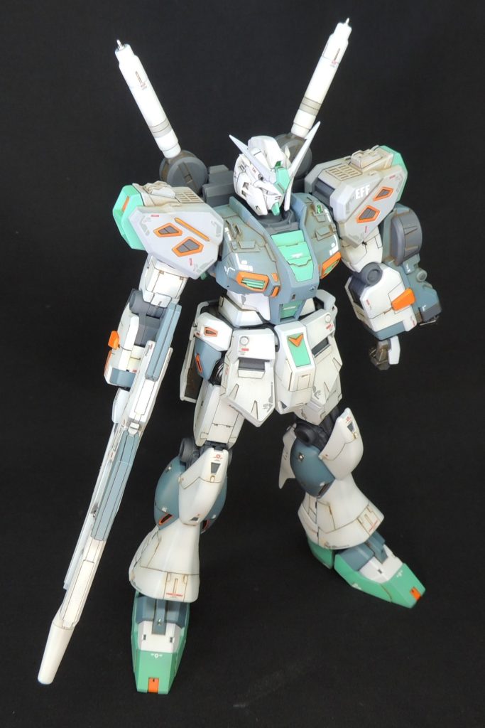 ■胸部・腹部　RG1/144νガンダムのディティールを参考に、スジ彫りやプラ材・プラ板の貼り付けを行ってディティールを追加しました。センサー類にはミラージュグリーンシールを貼り付け、光を拾ってキラリと輝きます。