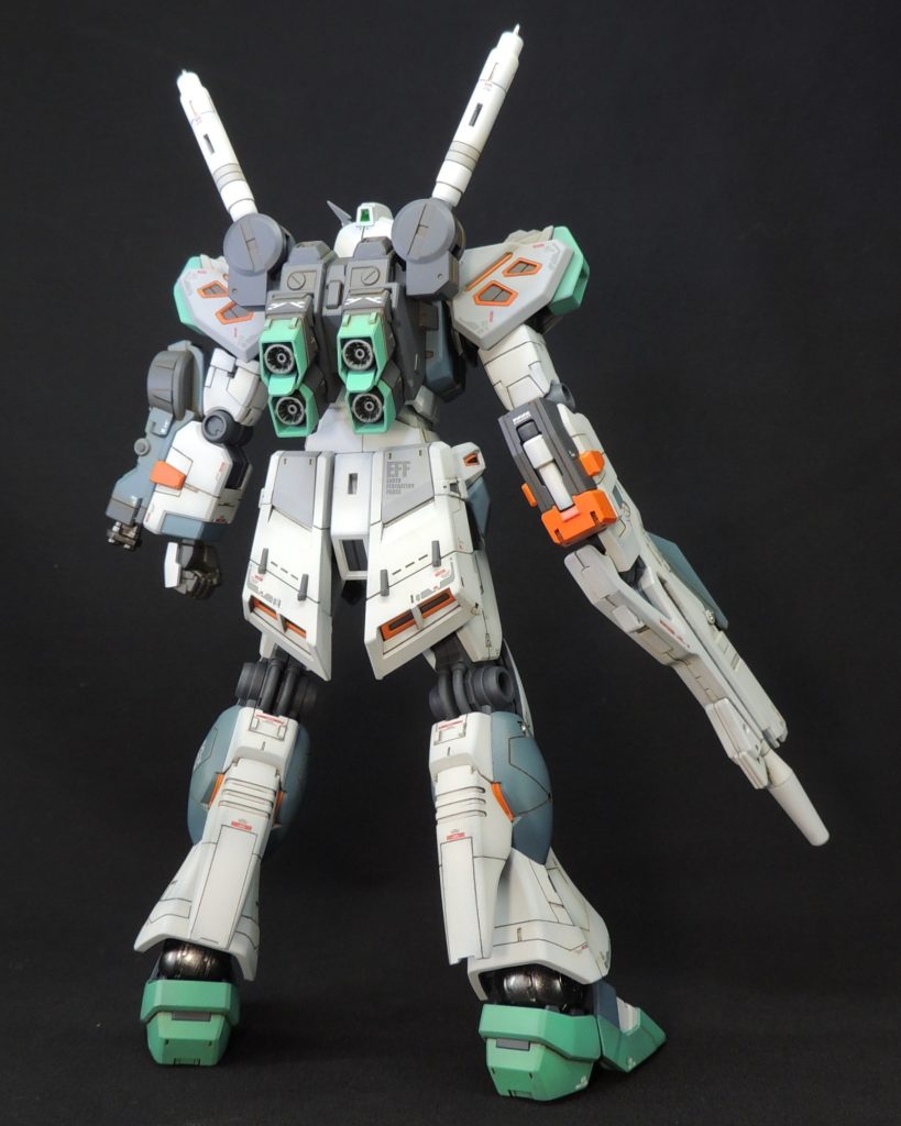 ■腰部　リアアーマーはＲＧ1/144νガンダムのパーツをそのまま移植しました。接続は適切な長さに切り出したランナーを使用しています。
