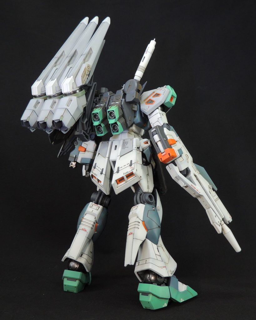 ■脚部　くるぶし及び足の部分は「ＲＧ1/144νガンダム」の足パーツを無改造で流用しました。サイズ感がピッタリで、広範囲な可動も確保でき、何よりも足裏の肉抜き穴の処理から解放されるメリットが大きいと思いました。