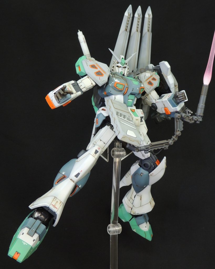 ■サブアーム＆ビームサーベル　サブアームは、エバーグリーンのプラ材、タミヤのプラ板と1mmφのパイピングケーブル、コトブキヤのMSGでディティールを追加しました。　ビームサーベルの光刃のパーツは、表面を＃120の紙ヤスリで荒らし、根本部分にホワイトを吹き付けてから光沢クリアでオーバーコートして輝きを表現しました。写真撮影では全体が発光しているように見えます。
