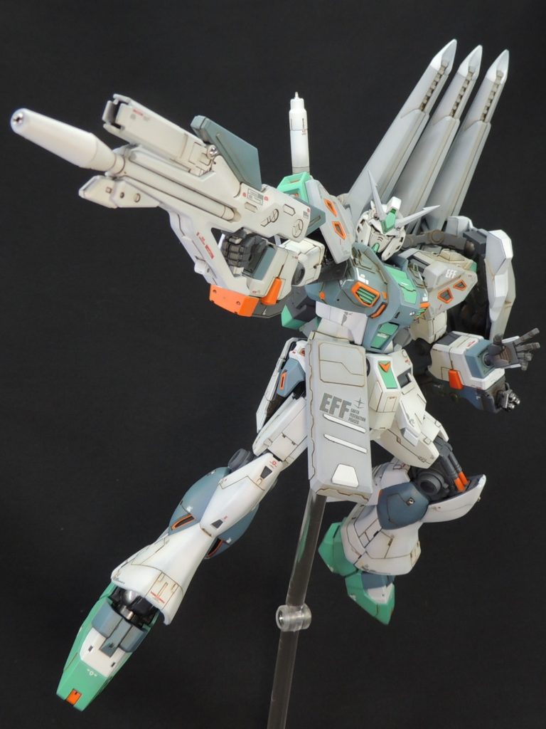 ■カラーレシピ両肩グレー部分：メカサフライト＋ホワイト少々　　　　　　　　　※アリュゼウス本体にも使用予定各アーマー裏面及び各関節部分：メカサフヘヴィー　本体グレー部：ブルーグレー本体ホワイト部：ニュートラルグレーⅠ本体グリーン部：ホワイト45％＋デイトナグリーン30％＋インディブルー25％　※以前、ドーベンウルフを製作した際に調色したもの。本体オレンジ部：黄橙色＋サザビーレッド少々メタリック部：スターブライトアイアン＋光沢クリアでオーバーコートツインアイ：スターブライトゴールドシェルフ・ノズル円形部：MSディープグリ―ン&nbsp;個人的に塗装時に毎度気を付けていることですが、意識的につや消し一辺倒は避けて、模型的な盛り上がりや情報量を増加させる目的で、部分的にメタリック色やつあアリにすることを心がけています。