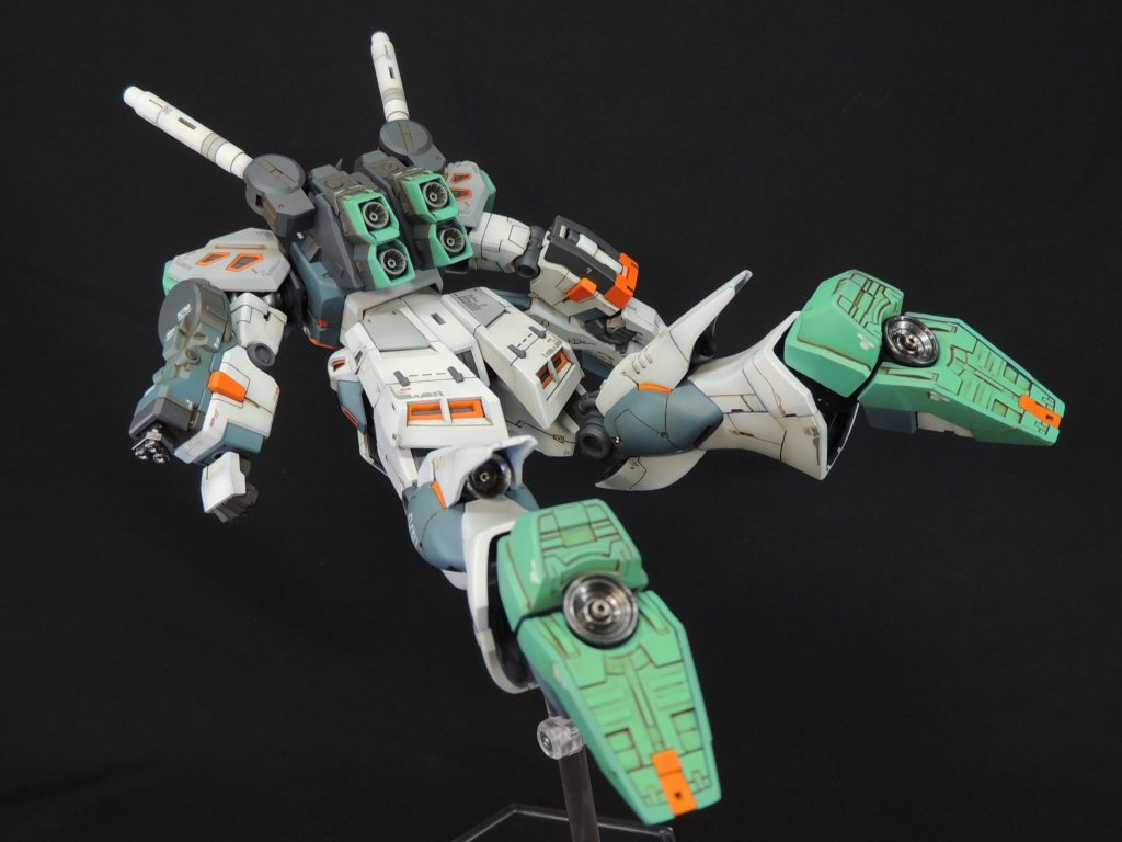 先述のとおり、足はRG1/144νガンダムのパーツを無改造で使用しています。足裏の肉抜き穴対策を解決することができました。アリュゼウスになった際には、意外と目立つ部分であると認識しています。