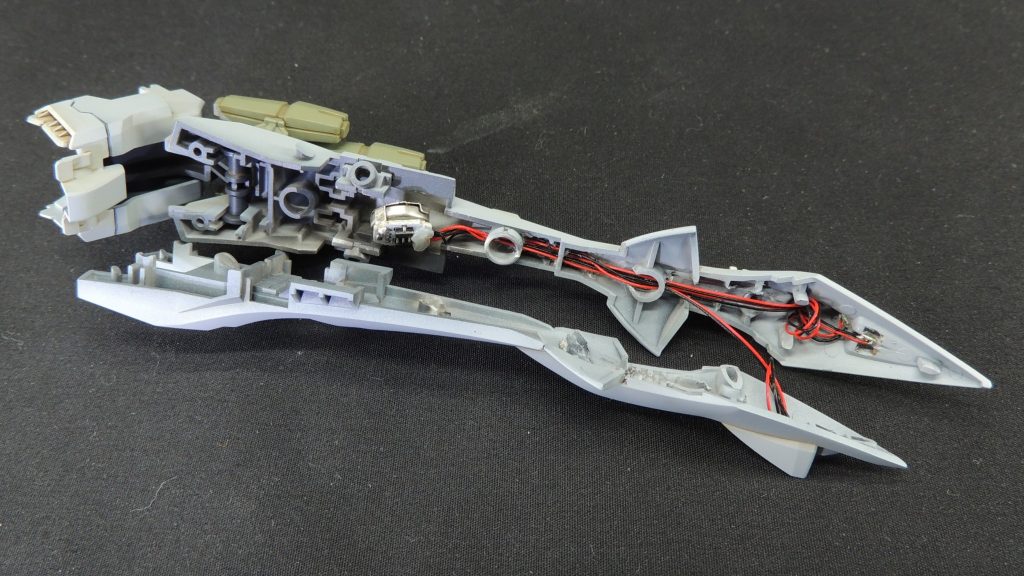■機首の電飾について⑵　ボタン電池(CR927／3v)ケース兼切り替えスイッチのユニットは機首の中央部に設置し、電池交換は機首部分を上下に分割して行います。　磁石を機首上部中央付近に近づけることにより、内部の電池ケース兼切り替えスイッチが反応し、簡単にオン・オフの操作を行うことができ、点灯パターンは「①点灯→②高速点滅→③ゆっくりとした点滅→④消灯」の順に切り替わります。