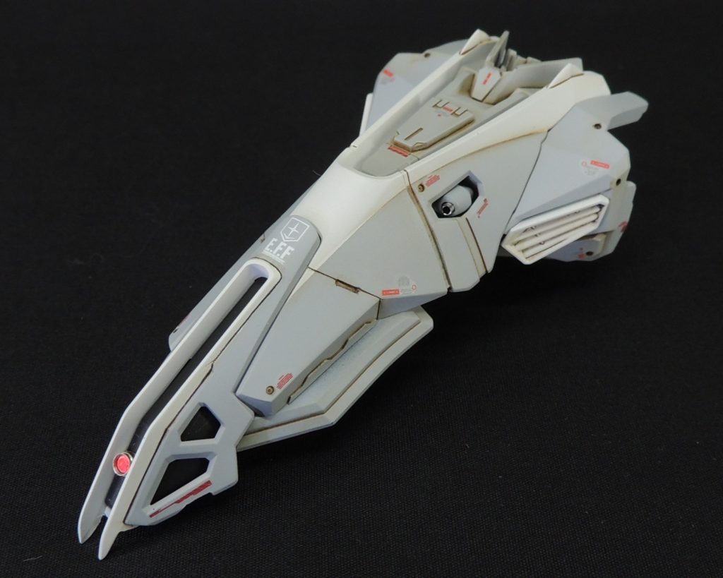 ■胸部　胸部90mmマシンガンはHIQPARTSのEZガンマズル レギュラー S1.5mmを使用しました。モノアイはルミドーム２蛍光ピンク及びSPプレート(ともにφ2.0mm)を組み合わせて使用しています。HJモデラーズパーツを貼り付けたり、スジ彫りをしたり、プラ板片を張り付けたりしてディティールを追加しました。