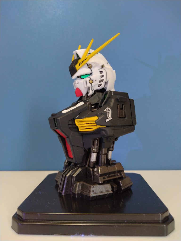 ガンダムマーカーで部分塗装してつや消しを吹いただけの簡単フィニッシュです。今回ガンスタにアップするにあたり、目だけ蛍光塗料で塗りなおしました。