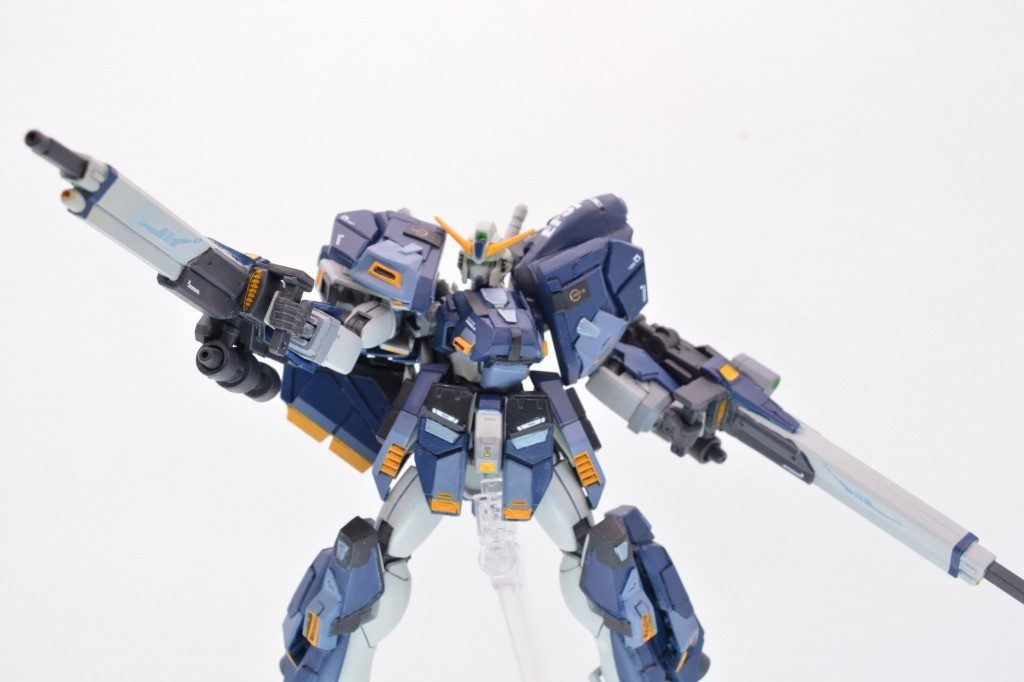 武装はGBRD(S.N.R.I)。F91のデータをアナハイムにパクられたので、意趣返しでパクり先のネオガンダムのデータから作成した武装(という設定)　本家GBRDの狂ったような超火力はありませんが、F91のVSBRより威力、射程ともに優れ、移動の補助もしてくれる携帯可能火器です。ハードポイントに埋めたネオジム磁石で保持しています。