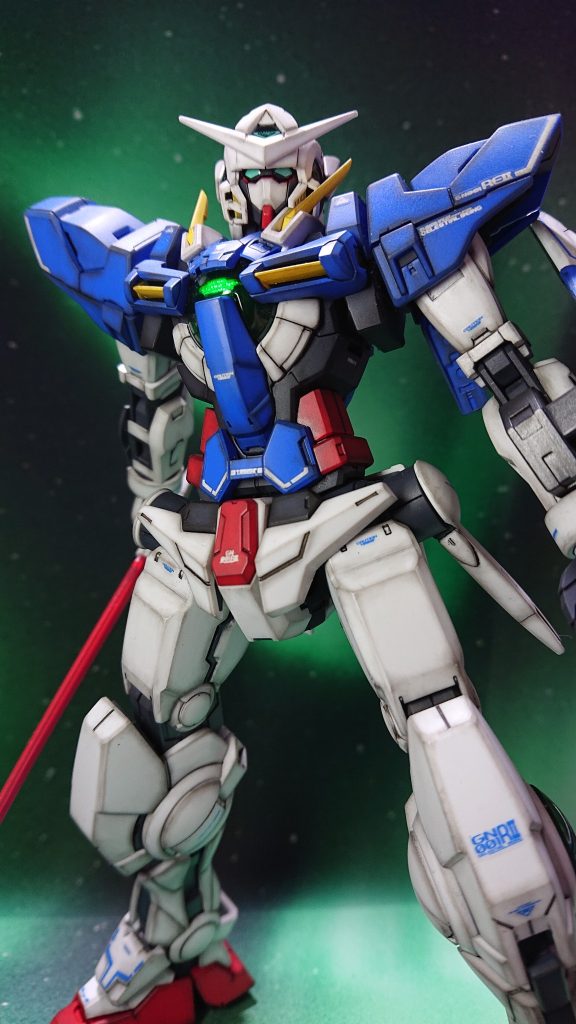 今回もヒケ取りのみで全塗装、白は少し暗めに変更、キャラクターレッド＆ブルー＆イエローを使用。関節をファントムグレー、武器のみメタルブラックで光沢仕上げです。今回の追加作業は皆さんご存じ！！えんぴつ＆色えんぴつでエッジを点々となぞる事！２Ｂとか３Ｂの芯のえんぴつを100均で買ってきてなぞりました。これで擦れてエッジ剥がれ感がグレードアップ！