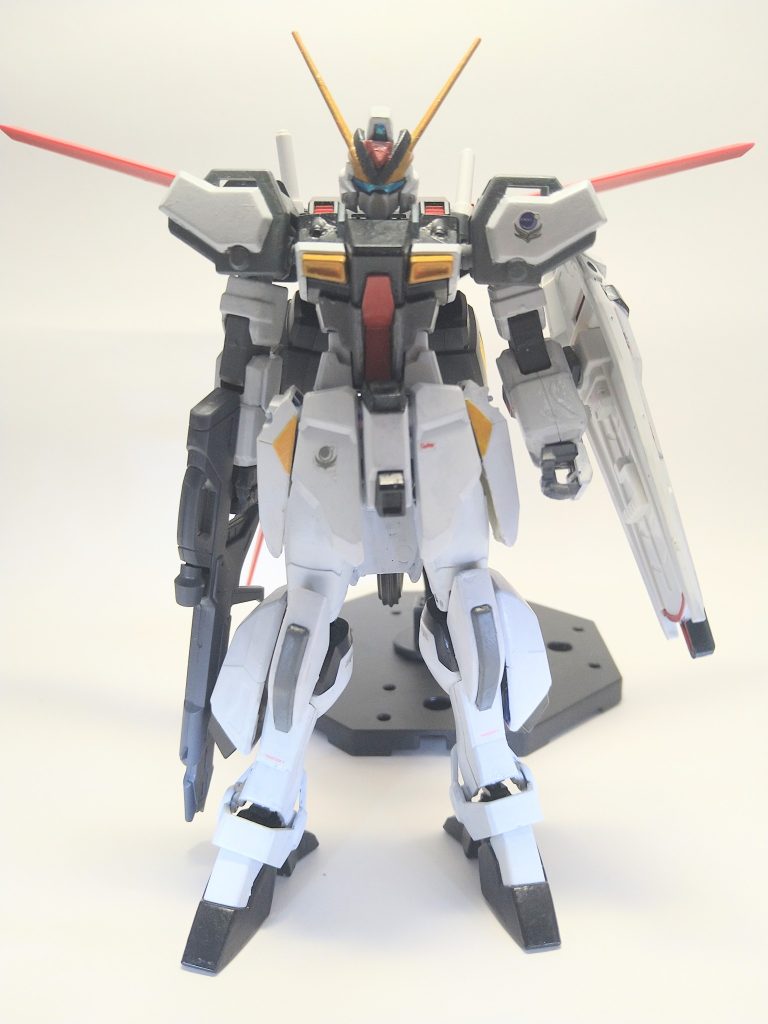 機体特徴GAT-04( 00)ウィンダム地球連合軍のダガーLに次ぐ、正式量産機ウィンダムの初期ロットタイプ。当初ウィンダムの開発計画ではこちらの形で量産を計画されていた。しかし本機では軍上層部の要求スペックには満たしておらず、やむを得ず肩部を変更した後のタイプが制式採用される。だが、本機ではストライクや105ダガーで対応していたストライカーパックが装着出来るので、どの状況でもポテンシャルを発揮する事が可能で、パイロット次第ではザフトのMSに十分に渡り合う事が出来る。