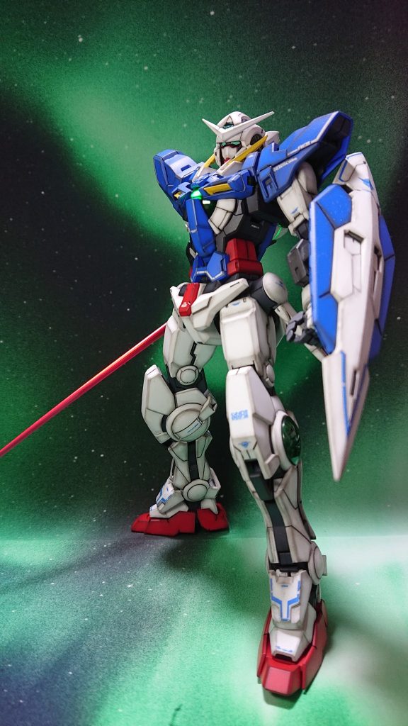 最初にこのデザインを見た時は、口？鼻？に２本のスリットが無いアッサリ顔だったので「こんなのガンダム顔じゃない」と思い続けましたがいつのまにか見慣れていました。