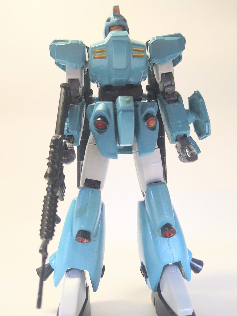 胸はVガンダムの骨格とジャベリンの外装を貼り付けと隙間をパテ埋め。肩から腕はVガンダムをそのまましつつ元のジャベリンに合わせる様に改造しています。なのでオリジナルとは形は違いますね。脚はジャベリンのモノを接続出来る様に改造を施しました。( コレが一番大変……。)カラーリングも緑一辺倒だと味気無いかと思い一部変更してみました。
