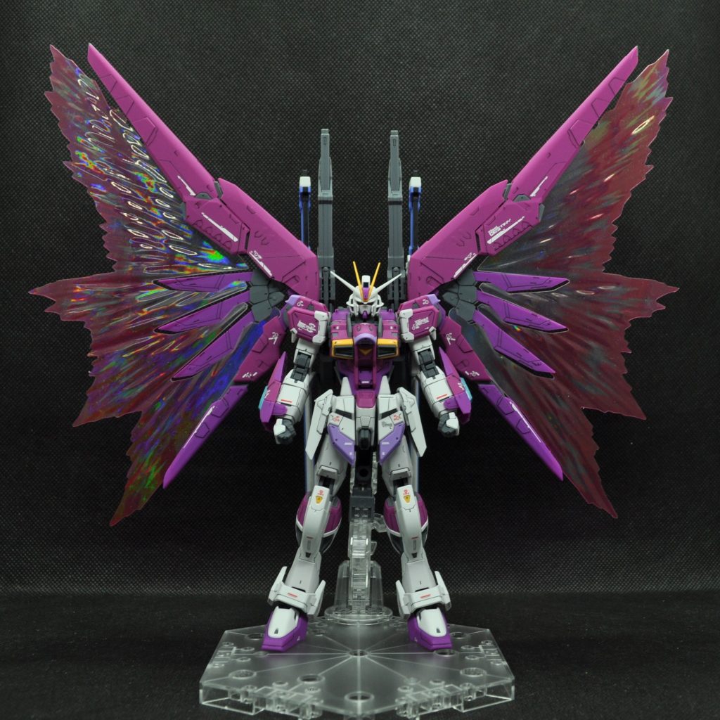 デスティニーガンダム用拡張エフェクトユニット光の翼をつけることが可能です。