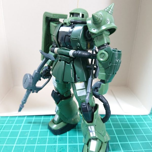 素組みでつや消しだけ吹いて飾っていたオリジンザクを作り直しています（1枚目）
