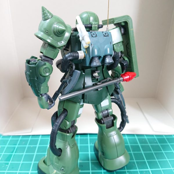 素組みでつや消しだけ吹いて飾っていたオリジンザクを作り直しています（2枚目）