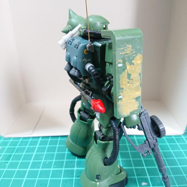 素組みでつや消しだけ吹いて飾っていたオリジンザクを作り直しています（3枚目）