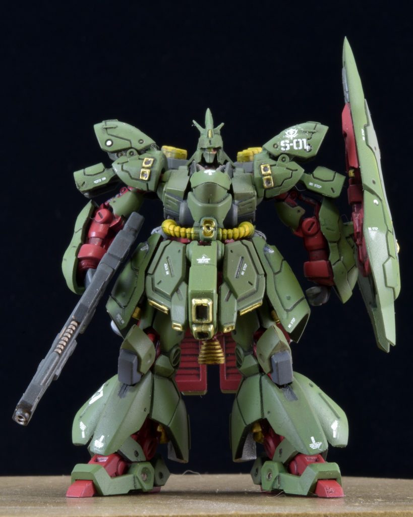 別の作品でサザビー作ったが、その時もフレームを赤かオレンジかで迷って、そのときはオレンジにしたが、赤だとどうだったんだろう…という自分の中のアンサーが出た。”ワンオフの機体をたいして改造してないときは原作カラーの方がよい”現場からは以上です。