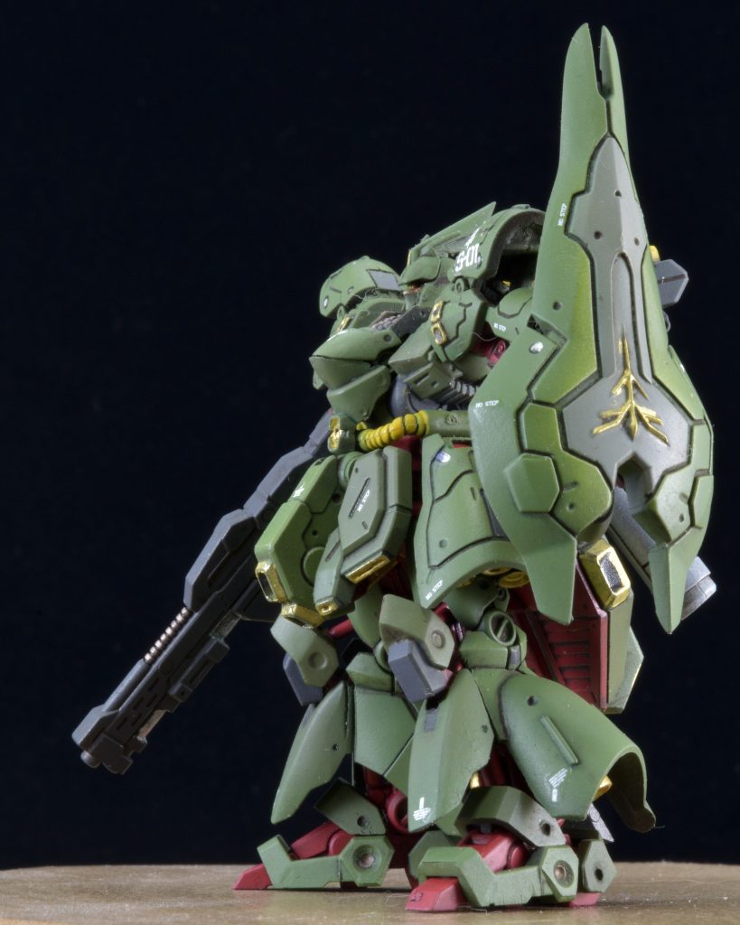 シールドはガンダムオリジンよろしく、腕を曲げて構えた時に正対する様に上下逆さまにつける。副次効果としてシルエットに高さが出るのでメリハリがでていい感じ～(という気がした)