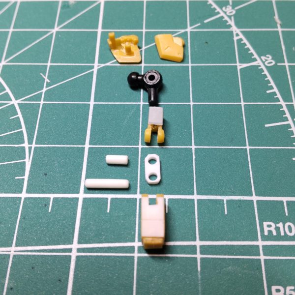 やっと肩から腕までの目途がたちました。極力シンプルなパーツをかき集めての制作です。肩アーマーはフルアーマー、二の腕はジェガン、腕はジムからの流用で見立てました。肩の可動域を大きく取りたかったのでアーマーも可動させねばと悩みつつ、取り敢えずTJとアーマーを眺めていたら、何と😱前後の合わせピンがTJ( 関節技 )の回転軸穴にハマるじゃあ〜りませんか。これはラッキーでした👍二の腕は短かったので3mm角材で延長し補強も兼ね前後に0.3mmプラ版を貼り付けています。肘関節は可動域を拡げるため1.2mmプラ版で二段関節ヒンジの作成。回転軸は1.6mmプラ棒で軸打ちです。全体のバランスを見たく仮組しました。寄せ集めで作っているので、全体バランスが難しい😓何とかバランスが取れているかと思います( チョット肩がとがってる)。シンプルな機体だけに各部の可動域はなかなかです😁HGにも負けないかも😚次回は、ランドセルと武器ですが、素材無くフルスクラッチか?😭 (2枚目)