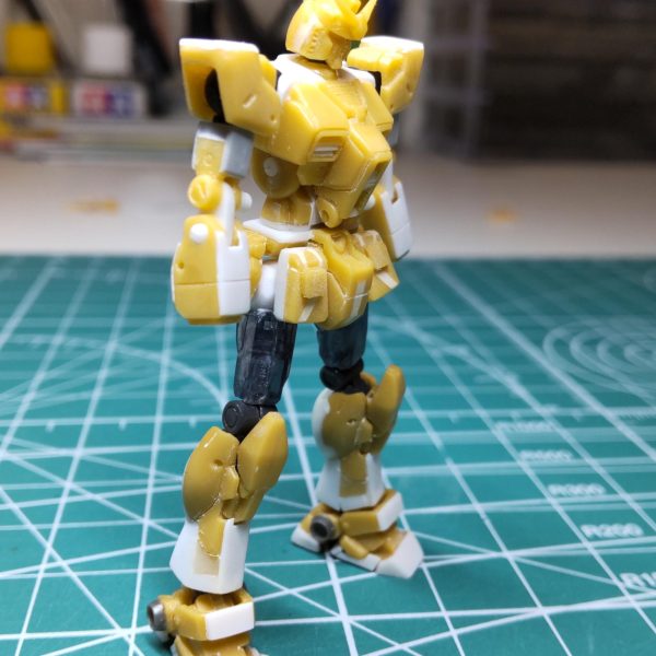 やっと肩から腕までの目途がたちました。極力シンプルなパーツをかき集めての制作です。肩アーマーはフルアーマー、二の腕はジェガン、腕はジムからの流用で見立てました。肩の可動域を大きく取りたかったのでアーマーも可動させねばと悩みつつ、取り敢えずTJとアーマーを眺めていたら、何と😱前後の合わせピンがTJ( 関節技 )の回転軸穴にハマるじゃあ〜りませんか。これはラッキーでした👍二の腕は短かったので3mm角材で延長し補強も兼ね前後に0.3mmプラ版を貼り付けています。肘関節は可動域を拡げるため1.2mmプラ版で二段関節ヒンジの作成。回転軸は1.6mmプラ棒で軸打ちです。全体のバランスを見たく仮組しました。寄せ集めで作っているので、全体バランスが難しい😓何とかバランスが取れているかと思います( チョット肩がとがってる)。シンプルな機体だけに各部の可動域はなかなかです😁HGにも負けないかも😚次回は、ランドセルと武器ですが、素材無くフルスクラッチか?😭 (3枚目)