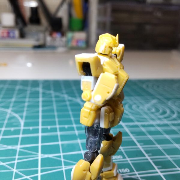 やっと肩から腕までの目途がたちました。極力シンプルなパーツをかき集めての制作です。肩アーマーはフルアーマー、二の腕はジェガン、腕はジムからの流用で見立てました。肩の可動域を大きく取りたかったのでアーマーも可動させねばと悩みつつ、取り敢えずTJとアーマーを眺めていたら、何と😱前後の合わせピンがTJ( 関節技 )の回転軸穴にハマるじゃあ〜りませんか。これはラッキーでした👍二の腕は短かったので3mm角材で延長し補強も兼ね前後に0.3mmプラ版を貼り付けています。肘関節は可動域を拡げるため1.2mmプラ版で二段関節ヒンジの作成。回転軸は1.6mmプラ棒で軸打ちです。全体のバランスを見たく仮組しました。寄せ集めで作っているので、全体バランスが難しい😓何とかバランスが取れているかと思います( チョット肩がとがってる)。シンプルな機体だけに各部の可動域はなかなかです😁HGにも負けないかも😚次回は、ランドセルと武器ですが、素材無くフルスクラッチか?😭 (4枚目)