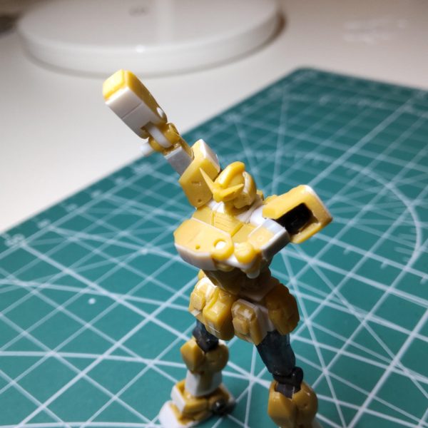 やっと肩から腕までの目途がたちました。極力シンプルなパーツをかき集めての制作です。肩アーマーはフルアーマー、二の腕はジェガン、腕はジムからの流用で見立てました。肩の可動域を大きく取りたかったのでアーマーも可動させねばと悩みつつ、取り敢えずTJとアーマーを眺めていたら、何と😱前後の合わせピンがTJ( 関節技 )の回転軸穴にハマるじゃあ〜りませんか。これはラッキーでした👍二の腕は短かったので3mm角材で延長し補強も兼ね前後に0.3mmプラ版を貼り付けています。肘関節は可動域を拡げるため1.2mmプラ版で二段関節ヒンジの作成。回転軸は1.6mmプラ棒で軸打ちです。全体のバランスを見たく仮組しました。寄せ集めで作っているので、全体バランスが難しい😓何とかバランスが取れているかと思います( チョット肩がとがってる)。シンプルな機体だけに各部の可動域はなかなかです😁HGにも負けないかも😚次回は、ランドセルと武器ですが、素材無くフルスクラッチか?😭 (5枚目)