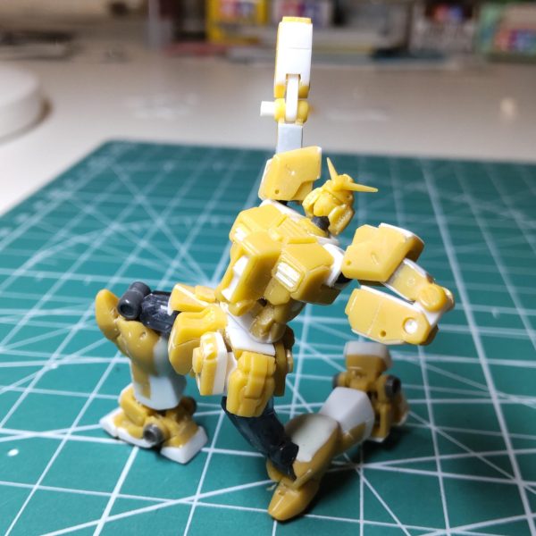 やっと肩から腕までの目途がたちました。極力シンプルなパーツをかき集めての制作です。肩アーマーはフルアーマー、二の腕はジェガン、腕はジムからの流用で見立てました。肩の可動域を大きく取りたかったのでアーマーも可動させねばと悩みつつ、取り敢えずTJとアーマーを眺めていたら、何と😱前後の合わせピンがTJ( 関節技 )の回転軸穴にハマるじゃあ〜りませんか。これはラッキーでした👍二の腕は短かったので3mm角材で延長し補強も兼ね前後に0.3mmプラ版を貼り付けています。肘関節は可動域を拡げるため1.2mmプラ版で二段関節ヒンジの作成。回転軸は1.6mmプラ棒で軸打ちです。全体のバランスを見たく仮組しました。寄せ集めで作っているので、全体バランスが難しい😓何とかバランスが取れているかと思います( チョット肩がとがってる)。シンプルな機体だけに各部の可動域はなかなかです😁HGにも負けないかも😚次回は、ランドセルと武器ですが、素材無くフルスクラッチか?😭 (6枚目)