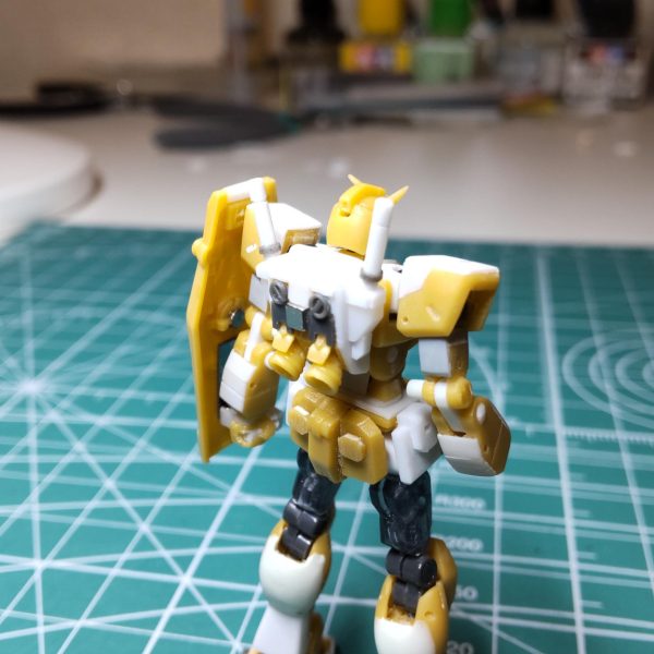 ランドセルとシールドの作製です。先ずはランドセルからですが、近しい素材が無いのでフルアーマーのバックパックをベースにスクラッチしました。( ほぼフルスクラッチ😓)シールドを背負わす為、中央部にネオジム取り付け。ビーム・サーベルは丁度いい太さが無く1.6mm丸棒を約1.3mmまで削り込みました。先端に0.8真鍮を打ち込んでます。ランドセルに脱着可能です。次にシールドです。素材はジムからですが、ガンダムシールド特有のバッテンマーク...どうやって作ろうか悩んだ挙句🤔2mm三角プラ棒から一節づつ削り出し😰二度とやらん😮‍💨持ち手はプラ棒（ サーベルの1.3mm）、0.5プラ版、3mmプラ棒。ベースの裏にネオジム取り付け。シールド内側は中央にネオジム（ 背負い用）と持ち手接続用に長めの薄いステンレスを貼り付けています。これで高さ調整や色々なポーズに対応できますよ😁ここで参考までに可動軸（ プラ棒や真鍮線等）のハメ合い調整にサランラップを使いました。凄く薄いですから調整には便利です。素材も柔らかいので、シックリしますよ。プラプラするBJの間に小さく切ったラップを何枚か重ねて挟み込めばシックリして重宝するようです。ご賞味あれ😁次回は難関のビームライフル...どうしよう😥これこそ素材が無い😱&nbsp;（2枚目）