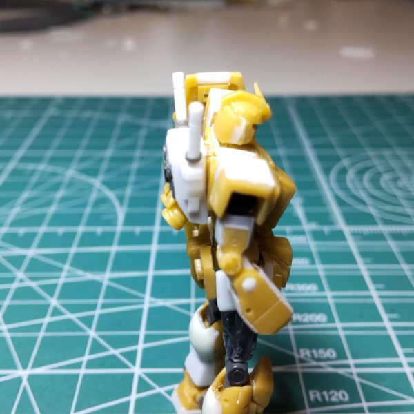 ランドセルとシールドの作製です。先ずはランドセルからですが、近しい素材が無いのでフルアーマーのバックパックをベースにスクラッチしました。( ほぼフルスクラッチ😓)シールドを背負わす為、中央部にネオジム取り付け。ビーム・サーベルは丁度いい太さが無く1.6mm丸棒を約1.3mmまで削り込みました。先端に0.8真鍮を打ち込んでます。ランドセルに脱着可能です。次にシールドです。素材はジムからですが、ガンダムシールド特有のバッテンマーク...どうやって作ろうか悩んだ挙句🤔2mm三角プラ棒から一節づつ削り出し😰二度とやらん😮‍💨持ち手はプラ棒（ サーベルの1.3mm）、0.5プラ版、3mmプラ棒。ベースの裏にネオジム取り付け。シールド内側は中央にネオジム（ 背負い用）と持ち手接続用に長めの薄いステンレスを貼り付けています。これで高さ調整や色々なポーズに対応できますよ😁ここで参考までに可動軸（ プラ棒や真鍮線等）のハメ合い調整にサランラップを使いました。凄く薄いですから調整には便利です。素材も柔らかいので、シックリしますよ。プラプラするBJの間に小さく切ったラップを何枚か重ねて挟み込めばシックリして重宝するようです。ご賞味あれ😁次回は難関のビームライフル...どうしよう😥これこそ素材が無い😱&nbsp;（3枚目）