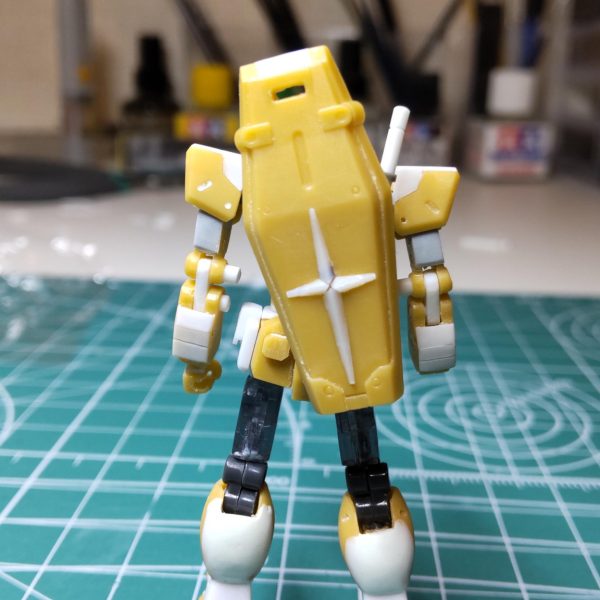 ランドセルとシールドの作製です。先ずはランドセルからですが、近しい素材が無いのでフルアーマーのバックパックをベースにスクラッチしました。( ほぼフルスクラッチ😓)シールドを背負わす為、中央部にネオジム取り付け。ビーム・サーベルは丁度いい太さが無く1.6mm丸棒を約1.3mmまで削り込みました。先端に0.8真鍮を打ち込んでます。ランドセルに脱着可能です。次にシールドです。素材はジムからですが、ガンダムシールド特有のバッテンマーク...どうやって作ろうか悩んだ挙句🤔2mm三角プラ棒から一節づつ削り出し😰二度とやらん😮‍💨持ち手はプラ棒（ サーベルの1.3mm）、0.5プラ版、3mmプラ棒。ベースの裏にネオジム取り付け。シールド内側は中央にネオジム（ 背負い用）と持ち手接続用に長めの薄いステンレスを貼り付けています。これで高さ調整や色々なポーズに対応できますよ😁ここで参考までに可動軸（ プラ棒や真鍮線等）のハメ合い調整にサランラップを使いました。凄く薄いですから調整には便利です。素材も柔らかいので、シックリしますよ。プラプラするBJの間に小さく切ったラップを何枚か重ねて挟み込めばシックリして重宝するようです。ご賞味あれ😁次回は難関のビームライフル...どうしよう😥これこそ素材が無い😱&nbsp;（6枚目）