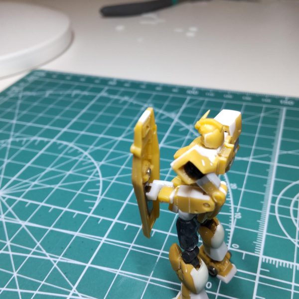 ランドセルとシールドの作製です。先ずはランドセルからですが、近しい素材が無いのでフルアーマーのバックパックをベースにスクラッチしました。( ほぼフルスクラッチ😓)シールドを背負わす為、中央部にネオジム取り付け。ビーム・サーベルは丁度いい太さが無く1.6mm丸棒を約1.3mmまで削り込みました。先端に0.8真鍮を打ち込んでます。ランドセルに脱着可能です。次にシールドです。素材はジムからですが、ガンダムシールド特有のバッテンマーク...どうやって作ろうか悩んだ挙句🤔2mm三角プラ棒から一節づつ削り出し😰二度とやらん😮‍💨持ち手はプラ棒（ サーベルの1.3mm）、0.5プラ版、3mmプラ棒。ベースの裏にネオジム取り付け。シールド内側は中央にネオジム（ 背負い用）と持ち手接続用に長めの薄いステンレスを貼り付けています。これで高さ調整や色々なポーズに対応できますよ😁ここで参考までに可動軸（ プラ棒や真鍮線等）のハメ合い調整にサランラップを使いました。凄く薄いですから調整には便利です。素材も柔らかいので、シックリしますよ。プラプラするBJの間に小さく切ったラップを何枚か重ねて挟み込めばシックリして重宝するようです。ご賞味あれ😁次回は難関のビームライフル...どうしよう😥これこそ素材が無い😱&nbsp;（5枚目）