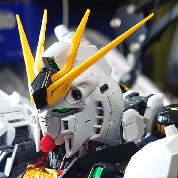 彫り込みモールドをPGに追加するのは初なので、加減が難しいですね。スジ彫りなどのライン追加は、ミスが怖くて未だにやってません(-_-;) マイナスモールドの組み合わせで表現していきます。さて、いつ終わるのか…（5枚目）