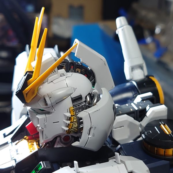 彫り込みモールドをPGに追加するのは初なので、加減が難しいですね。スジ彫りなどのライン追加は、ミスが怖くて未だにやってません(-_-;) マイナスモールドの組み合わせで表現していきます。さて、いつ終わるのか…（3枚目）