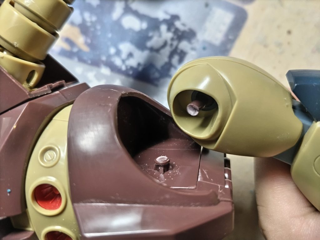 ちなみに古いキットだったので製作中に足のボールジョイントを折ってしまいました…製作される方はお気をつけて！