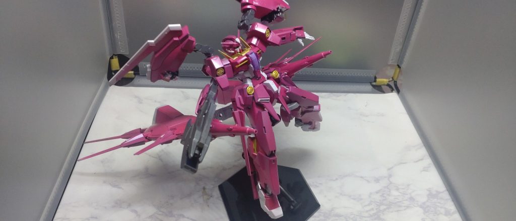 多分こんな撃ち方もするはず。ただドラグーンシステムとバインダーが干渉してポーズが取りづらい。ままならない、ね。