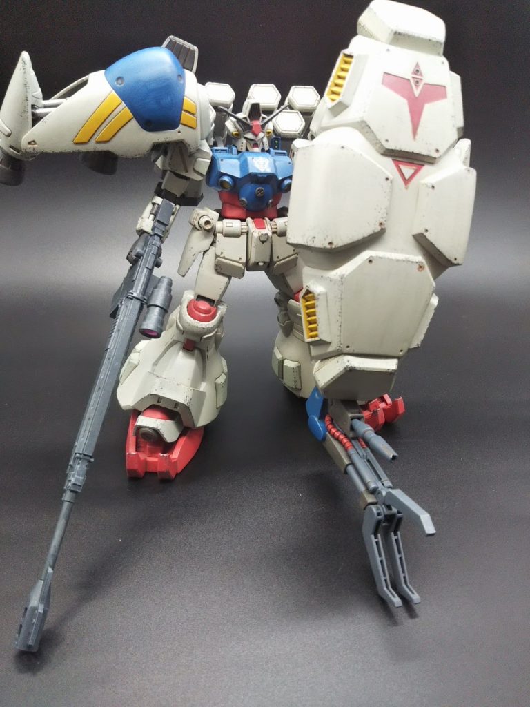 盾の裏に隠し腕。コミックで使っていた対艦ライフル。