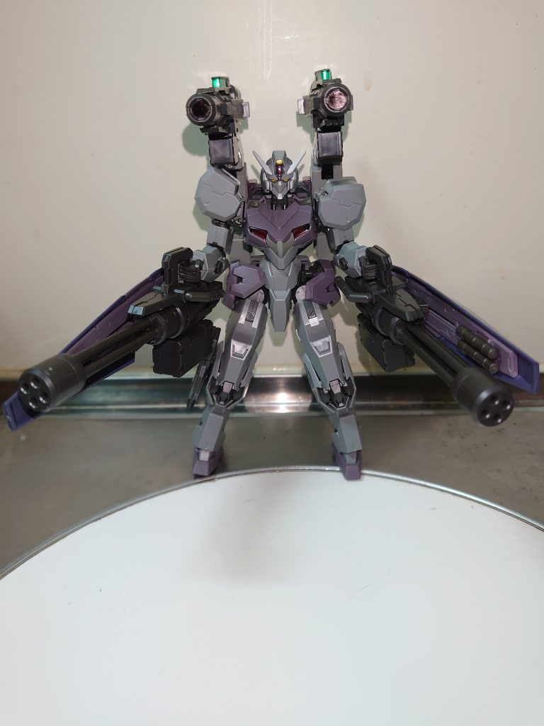 試作機のためガンヴォルヴァと違いコクピットがあり、重武装化もパイロットが操縦する事を前提に改装している。予備兵装として右脚にビームカービンをマウント、左右のシールドに計4つのマガジンもあり。