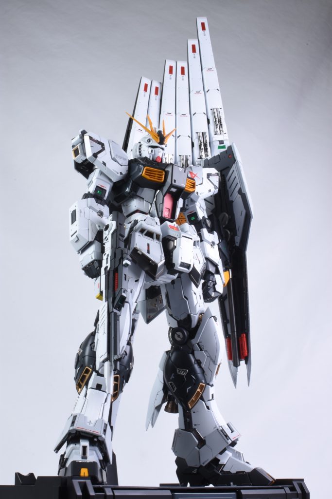 νガンダムといえば基本的に寸詰まりなイメージですが、こちらお腹周りのバランスがとてもよい。ただ、上半身の直線的な意匠に対して脚部は曲面が多い。なので気になる曲線部分をパテ盛ってちょびっとエッヂ出し。純正のゴールドメッキが五月蝿かったのでスラスタやダクト以外はスーパーチタン2、フレームに突如現れるホワイトはスーパーステンレス2、レッドはスーパーカッパーで置換。