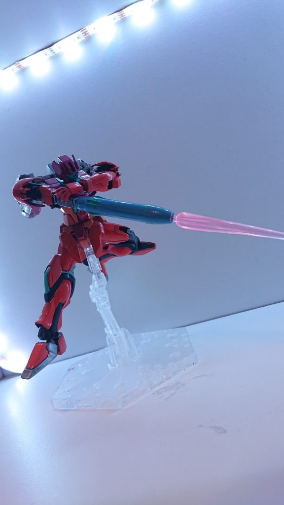 アームキャノンは必要に応じて発射するビームを選択でき、戦闘状況や相手に応じた戦闘が可能である。次はビームの種類を連ねていこう。パワービーム通常時のビーム。大きな破壊力はないものの、応用力と連射に優れている。ウェイブビーム電磁波を纏ったビーム。相手を痺れさせ、一時的に相手の動きを封じることができる。また電気系統で駆動するものを動かしたりする電力替わりにもなる。アイスビームアームキャノン冷却装置の技術を転用し冷気を纏わせたビーム。着弾した部位はいかなる状態でも凍結し、後述するミサイルで一発で粉砕することができる。プラズマビーム核融合炉エンジンの技術を転用し、核融合反応の爆発的エネルギーを利用して熱を纏わせたビーム。相手を溶かすこと以外にも、敵機を貫通して多く撃墜することも可能。