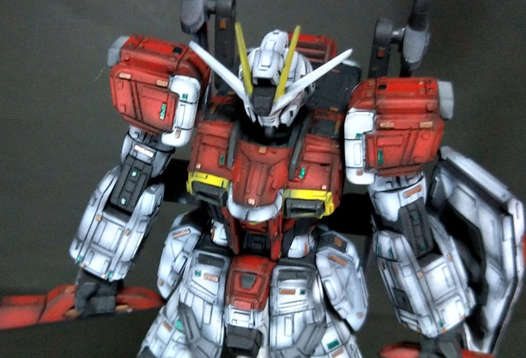 今回少しアイディアを思い付いたので試してみたんですが、私のアーティファクトの作風でよくやってるのですが、貼ってるプラ板チップにアクセントで、部分的にメタリックグリーンと焼き鉄色で筆差しで塗ってみました😊解りづらいかもですが、画像で確認できますかね？思い付きでやってみましたが、かなりカッコ良くなったと思います🤣
