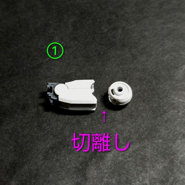 エクシアの加工ですが、やはり構造上の都合でここだけに箇所なります🙏①の画像で矢印のラインを切り離します。私はデザインナイフの刃の逆側でコリコリと削る感じでやります！②の画像で黄色の矢印の空間を、紫色の矢印の作っておいた積層プラ板で埋めます。③の画像で腿本体部に青の矢印のこれも接着して作っておいた3ミリ厚のプラ板で延長します。④の画像で②、③で埋めたプラ板部に3.1ミリの穴を開けて、3ミリのプラ棒で繋いで一体化していたこの部分を可動式にします😊プラ材の穴開けなんですが、私は穴開け位置に細めのポンチで窪みを作り、0.8ミリのキリから太さを徐々に刻みながら慎重に開けると上手く行きます😊今回はスジ彫りも同時に進めてますので、次の投稿はスジ彫り加工のになります🙏（2枚目）