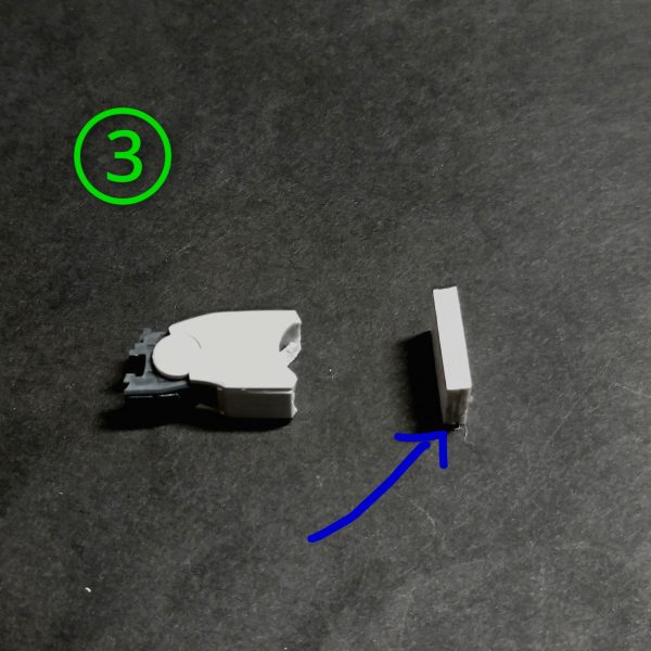 エクシアの加工ですが、やはり構造上の都合でここだけに箇所なります🙏①の画像で矢印のラインを切り離します。私はデザインナイフの刃の逆側でコリコリと削る感じでやります！②の画像で黄色の矢印の空間を、紫色の矢印の作っておいた積層プラ板で埋めます。③の画像で腿本体部に青の矢印のこれも接着して作っておいた3ミリ厚のプラ板で延長します。④の画像で②、③で埋めたプラ板部に3.1ミリの穴を開けて、3ミリのプラ棒で繋いで一体化していたこの部分を可動式にします😊プラ材の穴開けなんですが、私は穴開け位置に細めのポンチで窪みを作り、0.8ミリのキリから太さを徐々に刻みながら慎重に開けると上手く行きます😊今回はスジ彫りも同時に進めてますので、次の投稿はスジ彫り加工のになります🙏（4枚目）