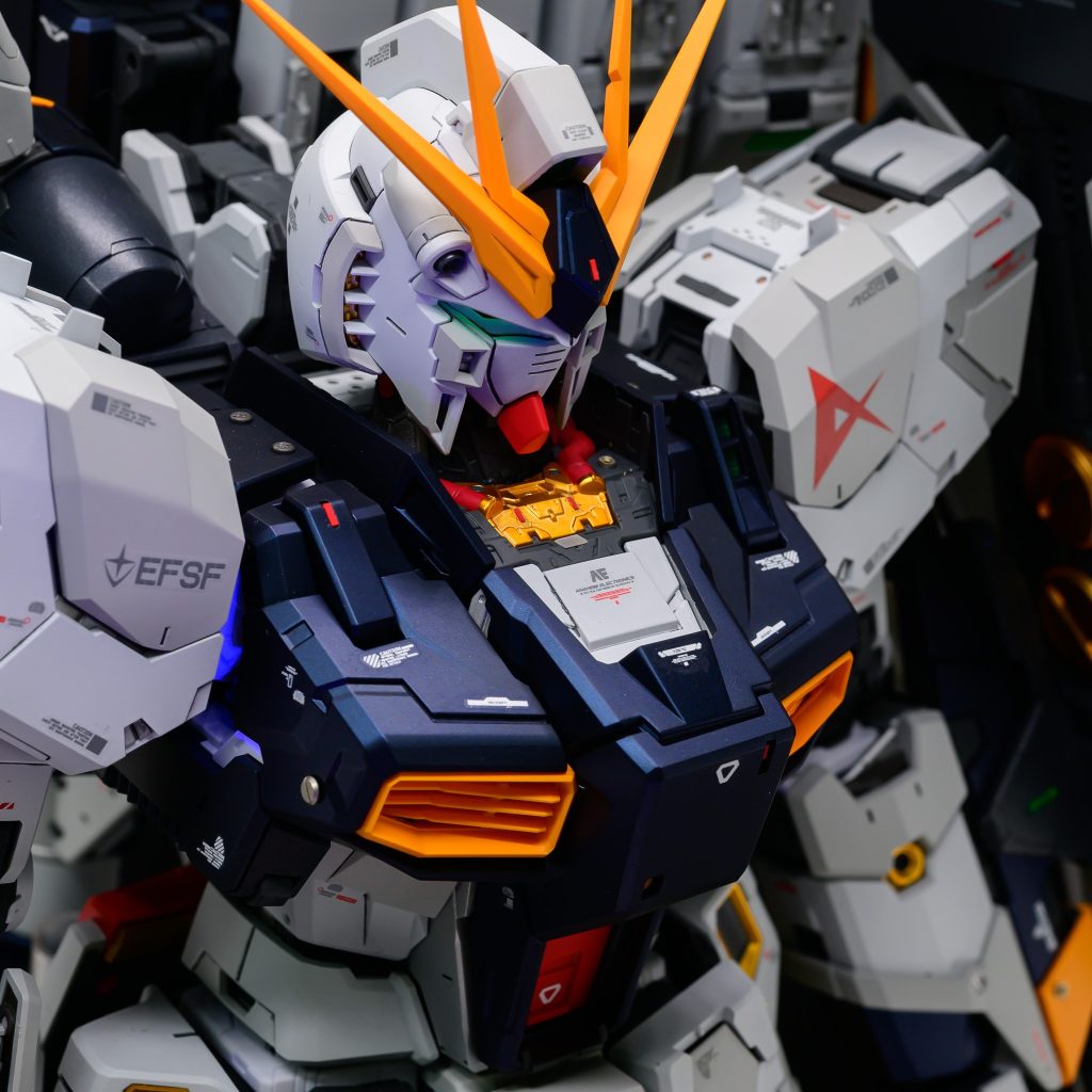 成形色の黒と紺の配色は反転して、黒⇒プリズムブルーブラック、紺⇒ブラック+ガンメタで仕上げてます。胸だけは塗分けるとチグハグな感じがしたのでプリズムブルーブラックで統一しています。