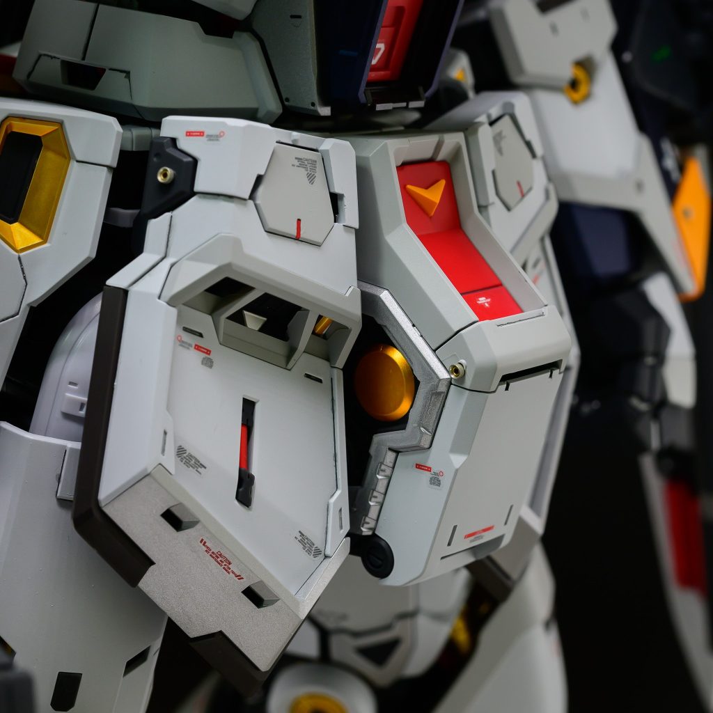 フロントアーマー上部のパーツにはスリットにレッドチップを埋め込みました。ウェルドラインの目立つシルバーパーツは塗装し直しました。