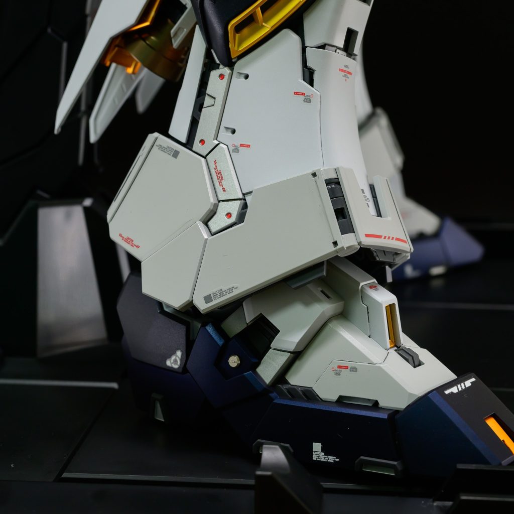 ホワイトの塗分けはニュートラルグレーⅡにしています。ガンダムのような白い機体をあまり明暗差のあるホワイトで塗分けると全体のまとまりが崩れるような気がします。