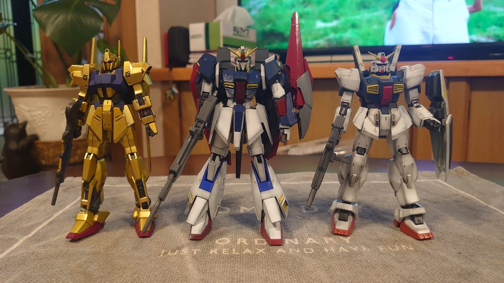 前回のマーク2の後に3回目全バラやり直しのＺを関節バキバキにしながらのリメイクのガンダムチーム。Ｚは直立しかできません。(笑)