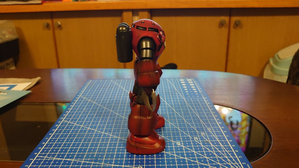 中でも背中に背負うモーターは、ココはアズキ色ちゃうやろ？からの関節同様の黒鉄色に。クロウは硬くて錆を避けたい水陸なら迷わずステンやろな。からハイパーシルバー。